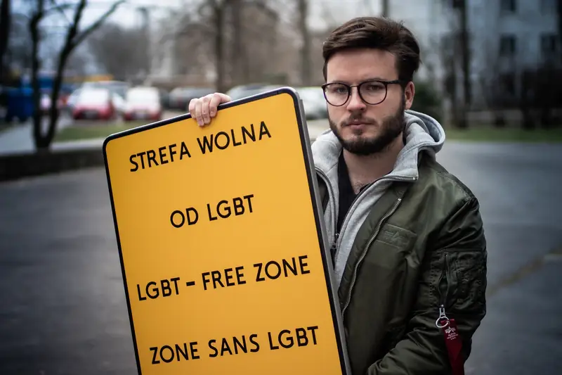 Bartek Staszewski ze znakiem &quot;Strefa wolna od LGBT&quot;