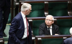 Kompromis Kaczyńskiego i Gowina to uniknięcie katastrofy "zakiwania" się obozu rządzącego
