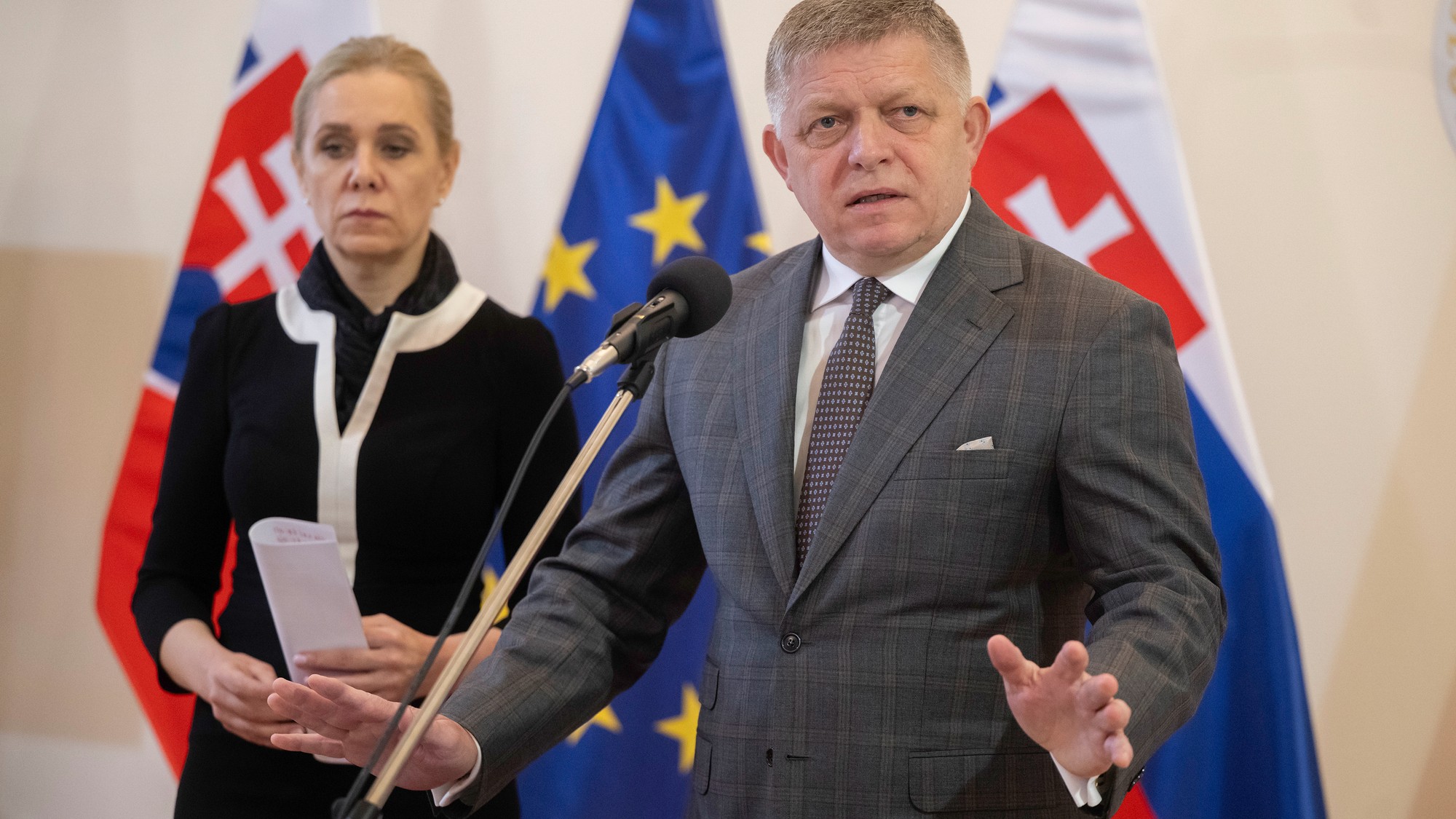 Predseda vlády Robert Fico a ministerka hospodárstva Denisa Saková informujú o zmenách v pravidlách pre tankovanie 