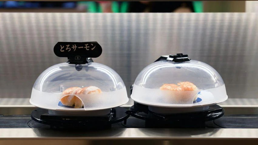 Popularnost pristupačnih suši restorana sa pokretnom trakom za serviranje pomogla je da se promeni način na koji su Japanci konzumirali sirovog lososa | Foto: Bloomberg via Getty Images