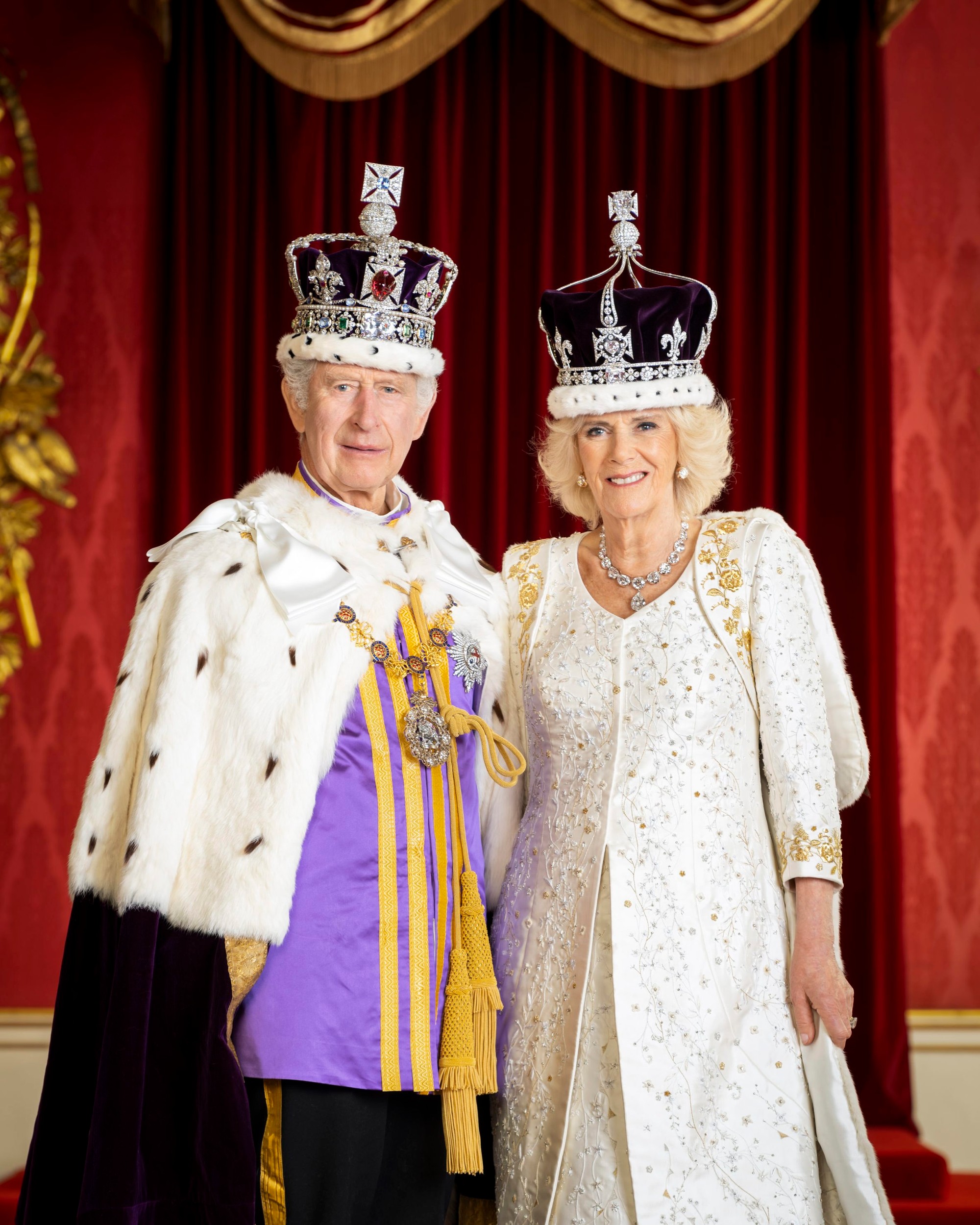 Buckinghamský palác zverejnil oficiálne snímky kráľa a kráľovnej.