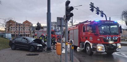 Horror w Elblągu. 19-latek uderzył w słup i wyleciał z auta. Przerażające nagranie