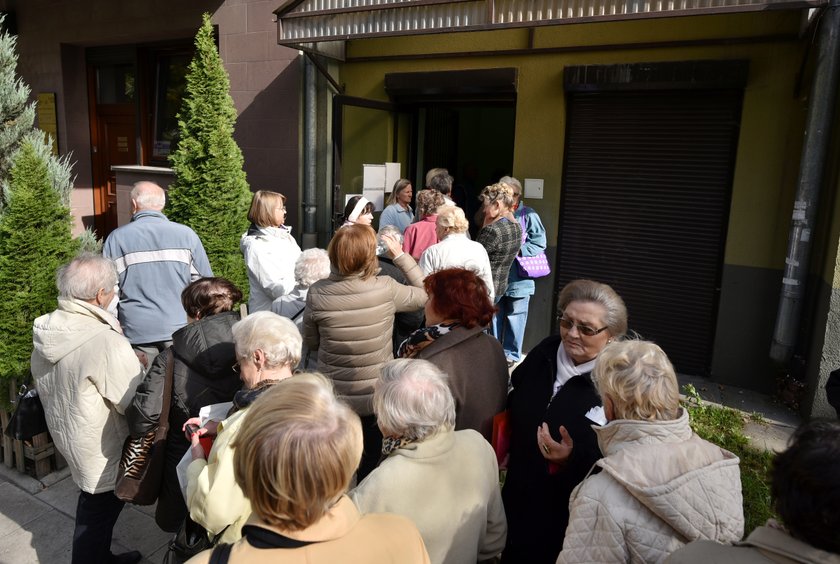 Kolejek nie zmniejszyli, a już się nagradzają