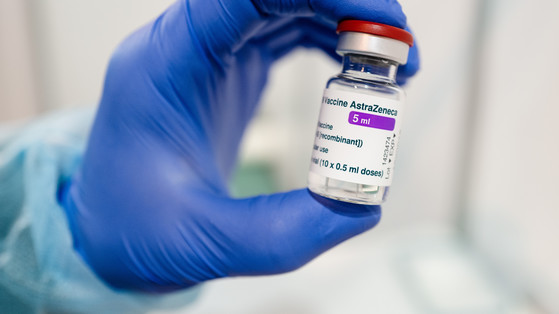 Jaka jest skuteczność szczepionki Pfizera i AstraZeneki po jednej dawce? Podano nowe dane