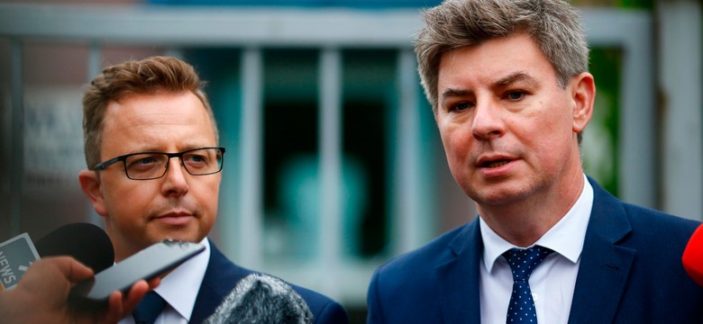 Rzecznik PO przeciw tęczowym flagom na pomnikach. "Granice zostały przekroczone"