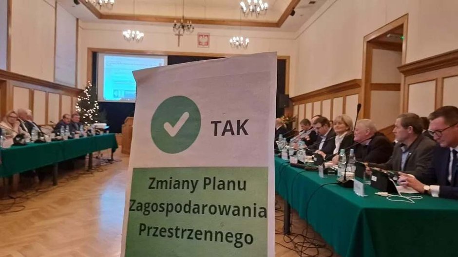 Mieszkańcy przyszli na sesję z tablicami "Tak dla zmiany Plany Zagospodarowania Przestrzennego