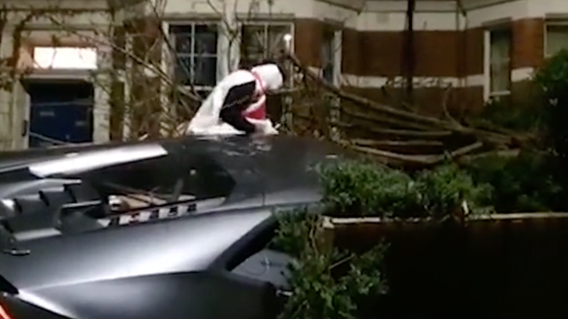 Durván összetörte kocsiját a sztárfocista 