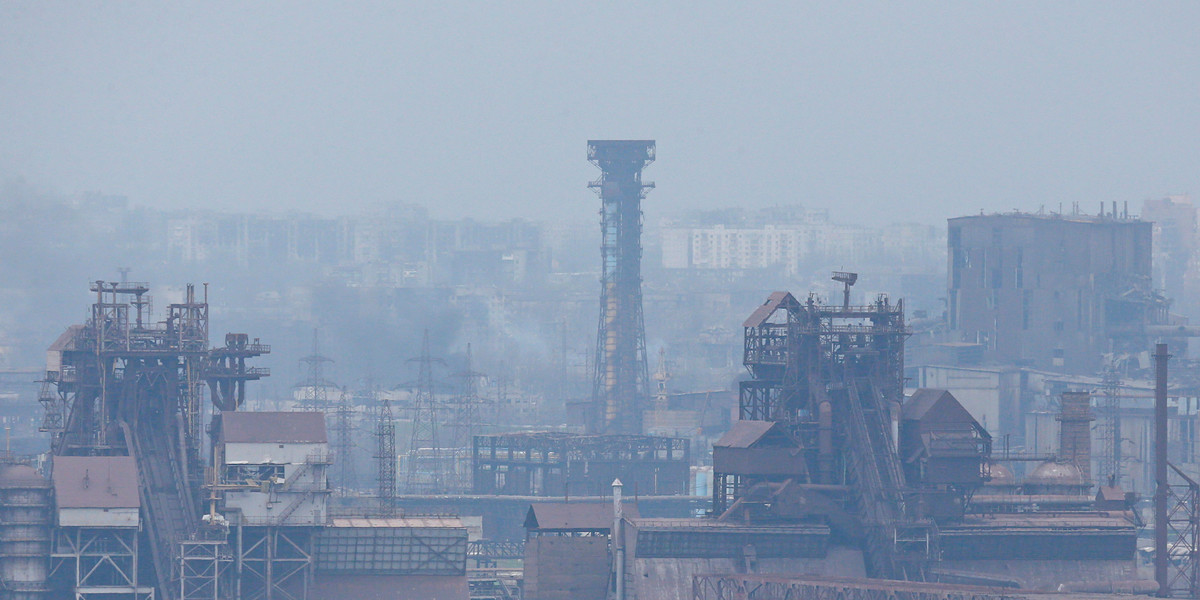 Na terenie zakładów stalowych w Mariupolu wciąż trwają zacięte walki.