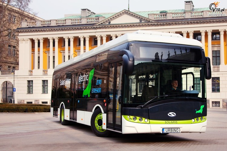 Ostatecznie zamiast 10 autobusów BYD spółka MZA kupiła tyle samo pojazdów Solaris Urbino Electric. Wszystkie mają dojechać do Warszawy w maju. Wyjdzie o 6 mln zł drożej niż za BYD. Nie dojdzie za to do oddania polskiego rynku w ręce taniej chińskiej konkurencji. E-busy Solarisa są całkowicie niskopodłogowe. Baterie o pojemności 200 kWh ładują się w ciągu 5 godzin. Elektryczne autobusy Solarisa kupiła m.in. Ostrołęka. Pojazdy testował też Kraków i Poznań.