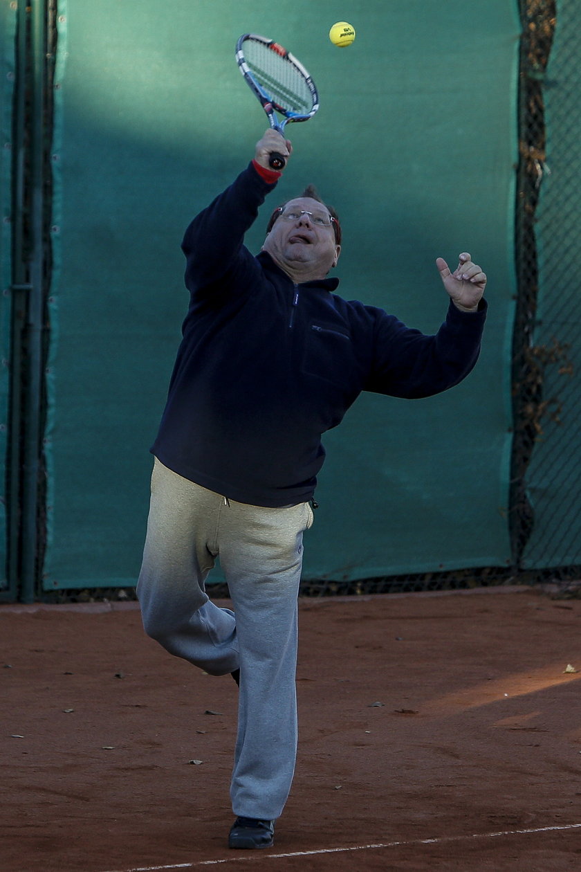 Ryszard Kalisz gra w tenisa