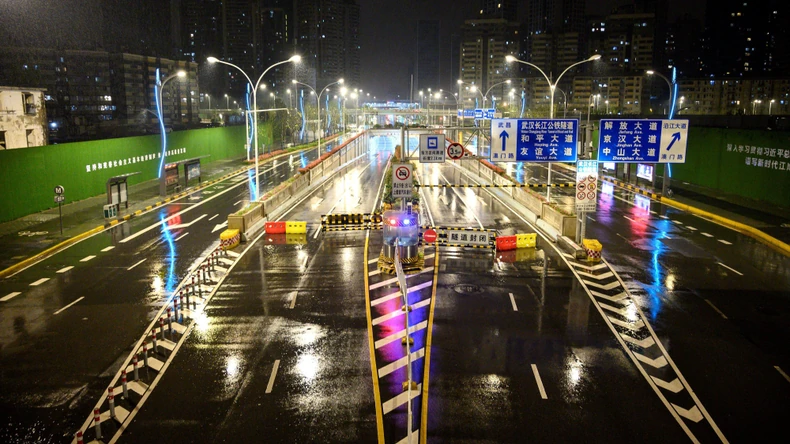 Karantin je počeo tako što su glavne saobraćajnice koje vode iz grada zatvorene | Foto: AFP