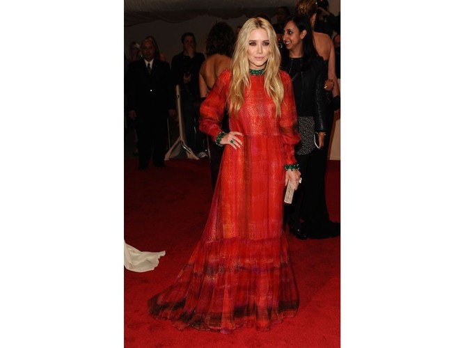 Ta gwiazda zapowiadała się na wielką ikonę stylu. Ma jednak skłonność do „babciowatych” kreacji. Luźne suknie, archaiczne fryzury...  Mary-Kate Olsen ma 25 lat. Zdaniem dziennika „Daily Mail” ubiera się na… 50.