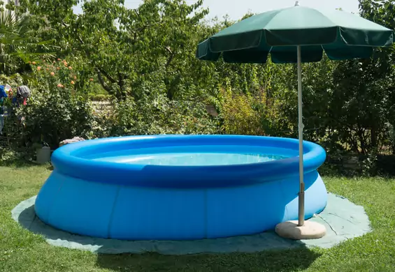 Sposób na relaks w upalne dni. Lepszy basen ogrodowy czy jacuzzi?