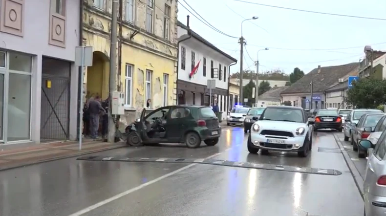 automobil udario u banderu