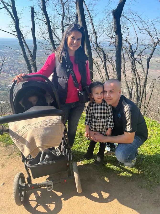 Kasija sa mamom, tatom i bratom