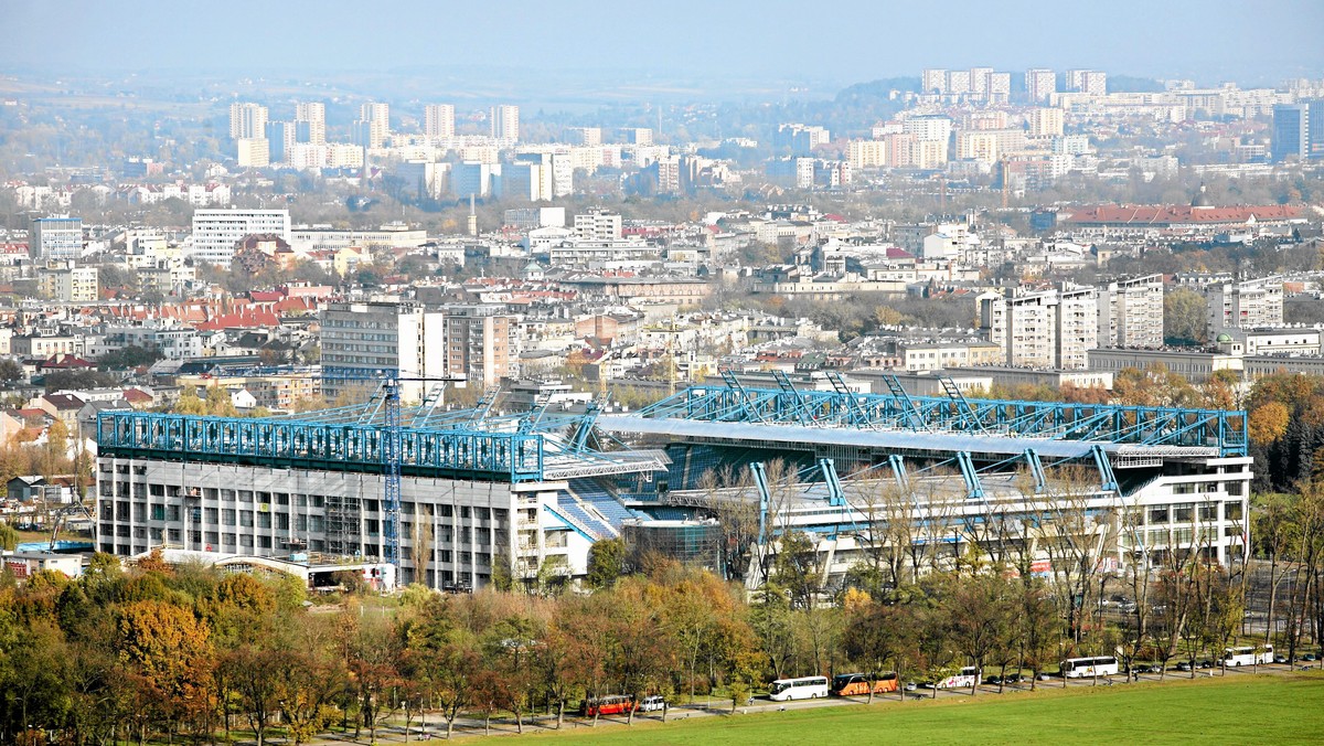 Zarząd Infrastruktury Sportowej zamierza zagospodarować lokale handlowo-usługowe na stadionie Wisły Kraków przy Reymonta 22. To odpowiedź miejskich urzędników na zapowiadaną wyprowadzkę klubu do Myślenic - informuje "Radio Kraków".