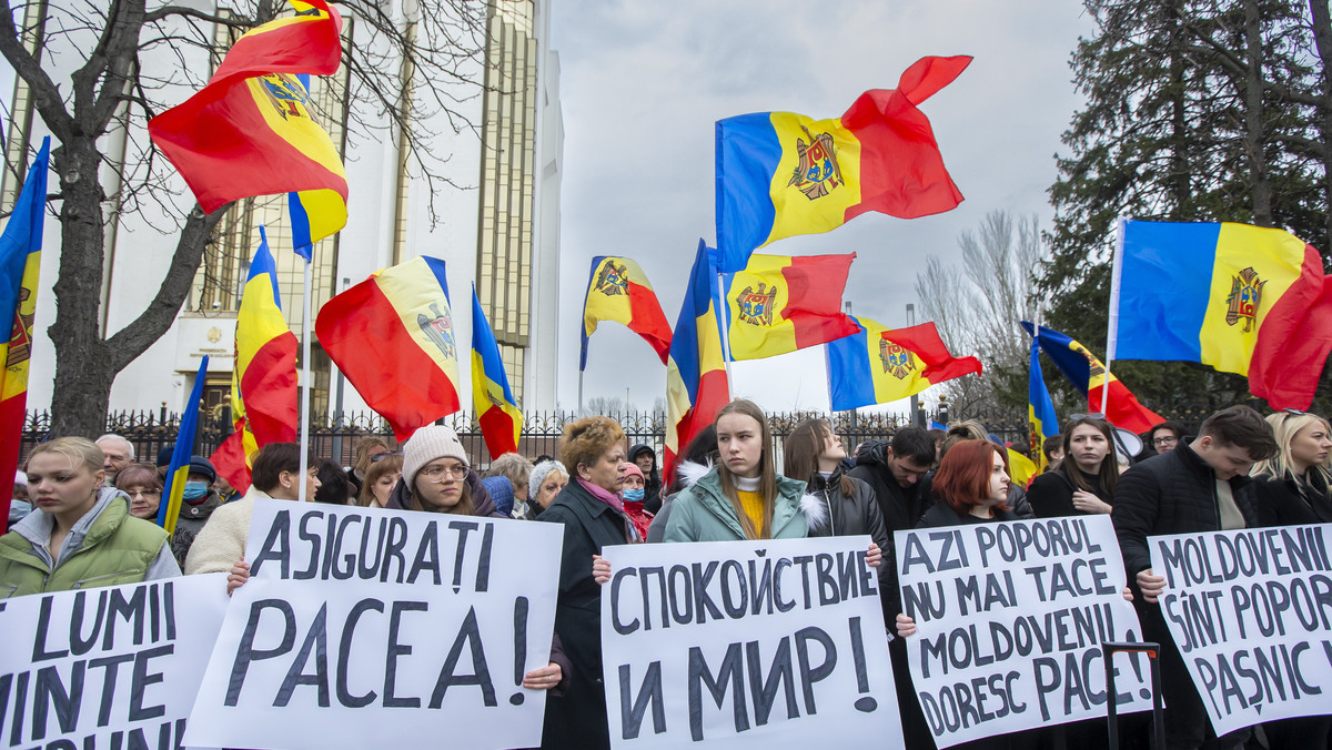 Na ulicach Kiszyniowa trwają antyrządowe protesty pod przewodnictwem prorosyjskiej Partii Szora. Rozpoczęły się od wyjścia ludzi na drogi dojazdowe do stolicy Mołdawii. Protestujących przed marszem do centrum miasta powstrzymały siły policji, doszło do przepychanek.