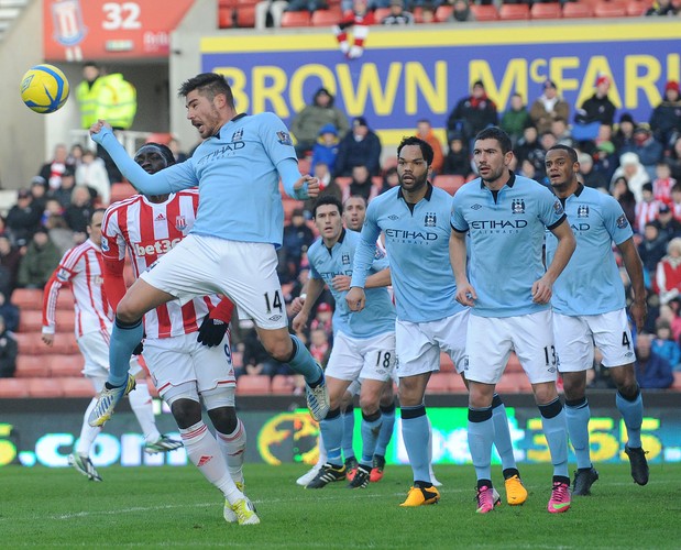 <b>3.</b> Na najniższym stopniu podium jest pierwszy angielski klub - <b>Manchester City</b>. Właścicielem jest szejk, który płaci piłkarzom średnio po <b>5,5 mln euro</b> miesięcznie.