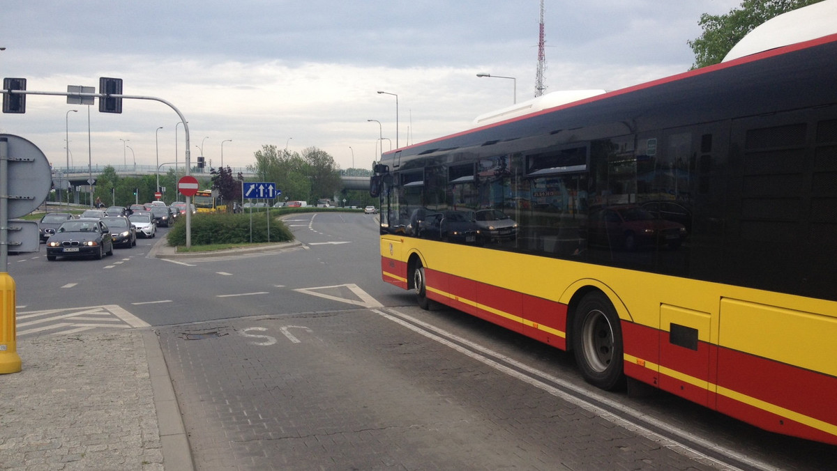 Koncepcja, która zakładała budowę metrobusu, nie jest już aktualna. Prezydent Wrocławia zmienił decyzję urzędników i postanowił, że na Nowy Dwór pojedzie jednak tramwaj – tak, jak chcieli tego mieszkańcy. Obok tramwajów będą natomiast jeździć zwykłe autobusy, tyle że po wydzielonej jezdni. Cały projekt ma być gotowy za cztery lata.