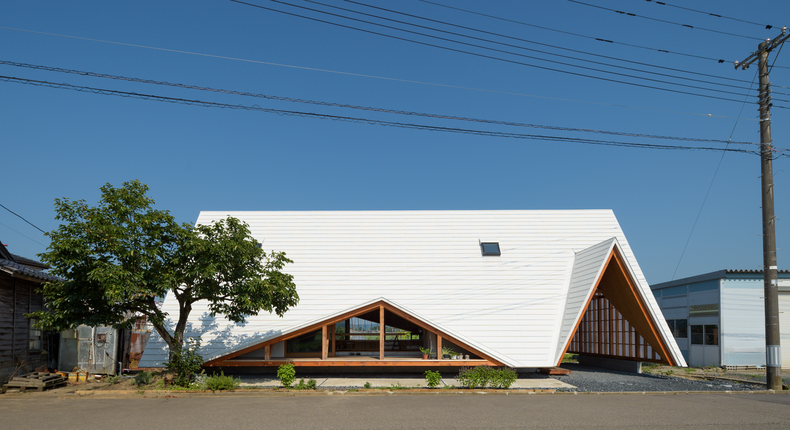 In an agricultural village in Nagaoka, Niigata Prefecture, sits a tent-shaped house called Hara House.