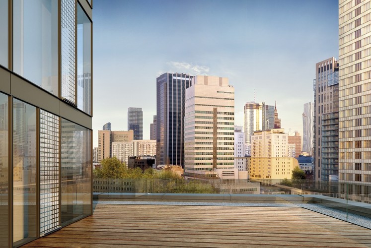 W zeszłym tygodniu Golub Gethouse, deweloper biurowca Prime Corporate Center przy ulicy Grzybowskiej, otrzymał finansowanie bankowe w wysokości blisko 50 mln euro na inwestycję. Spółce Golub Gethouse kredytu udzieliło konsorcjum banków mBanku S.A. i mBanku Hipotecznego S.A. Oddanie biurowca zaplanowano na 4 kwartał 2015 roku. Na zdjęciu wieżowiec Prime Corporate Center - widok z tarasu (wizualizacja).