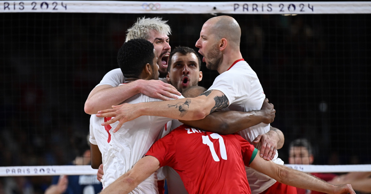 Joueurs de volley-ball avec des médailles d’argent. Ils recevront également des prix supplémentaires