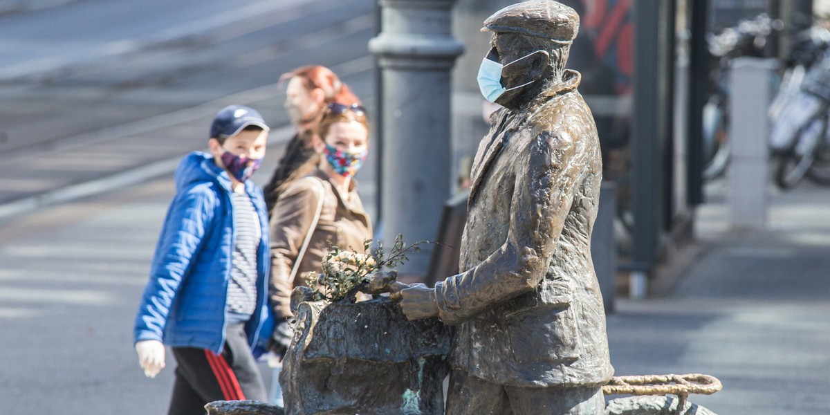 Analityk z Interdyscyplinarnego Centrum Modelowania Matematycznego i Informatycznego UW ocenił w piątek, że trzecia fala epidemii może potrwać jeszcze wiele tygodni.