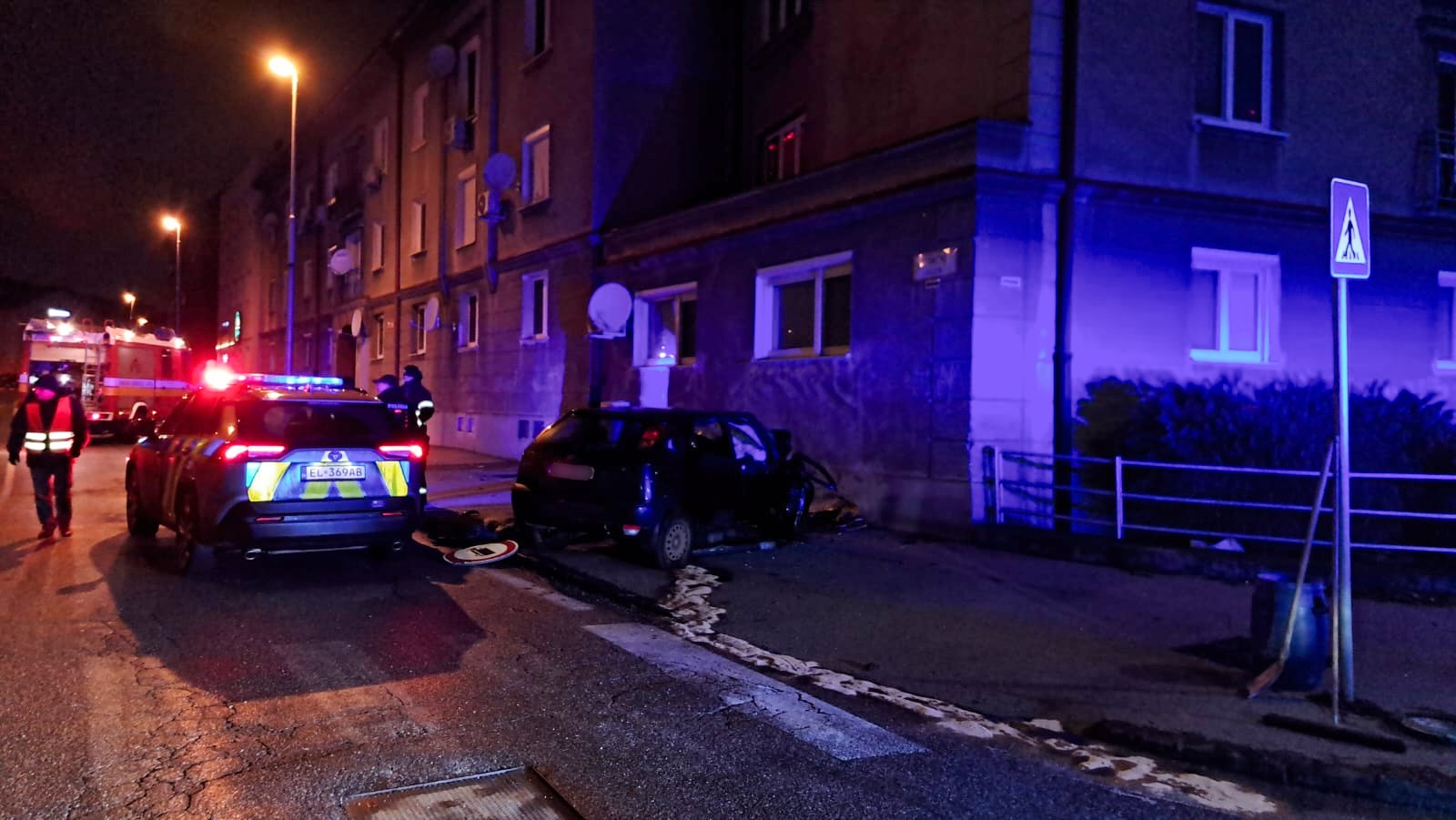  Vodič narazil v Nitre s autom do obytného domu, na mieste zomrel.