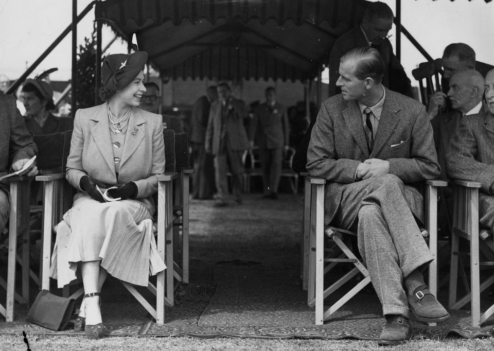 100. urodziny księcia Filipa: jak wyglądało jego życie? (na zdjęciu: Elżbieta II i Filip podczas the Royal Horse Show w 1949 r. w Windsorze)