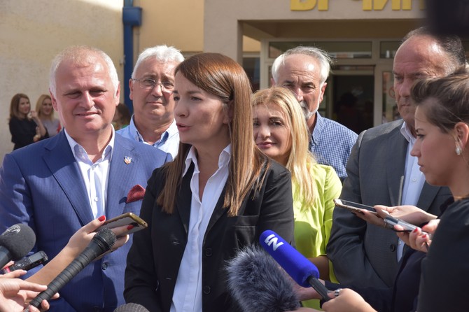 Dragana Ognjenović ispred škole u Vrčinu