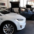 Model X nieelegancko zaparkował w salonie. Koreański aktor pozwał Teslę