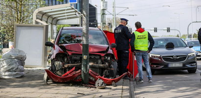 Tragiczny poranek w Krakowie. Auto wjechało w przystanek autobusowy