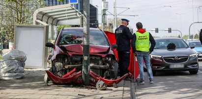 Tragiczny poranek w Krakowie. Auto wjechało w przystanek autobusowy