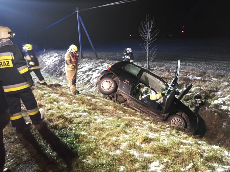 Ślisko na drogach. W pobliżu Czaplinka samochód wpadł do rowu