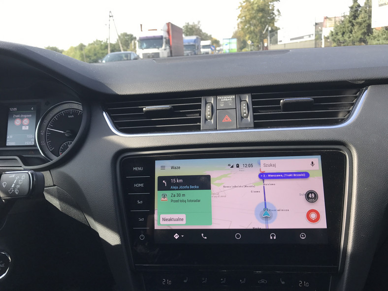 W aplikacje Waze w trybie Android Audto można także na bieżąco aktualizować dane o fotoradarach i ostrzegać innych kierowców o utrudnieniach. Skoda Octavia
