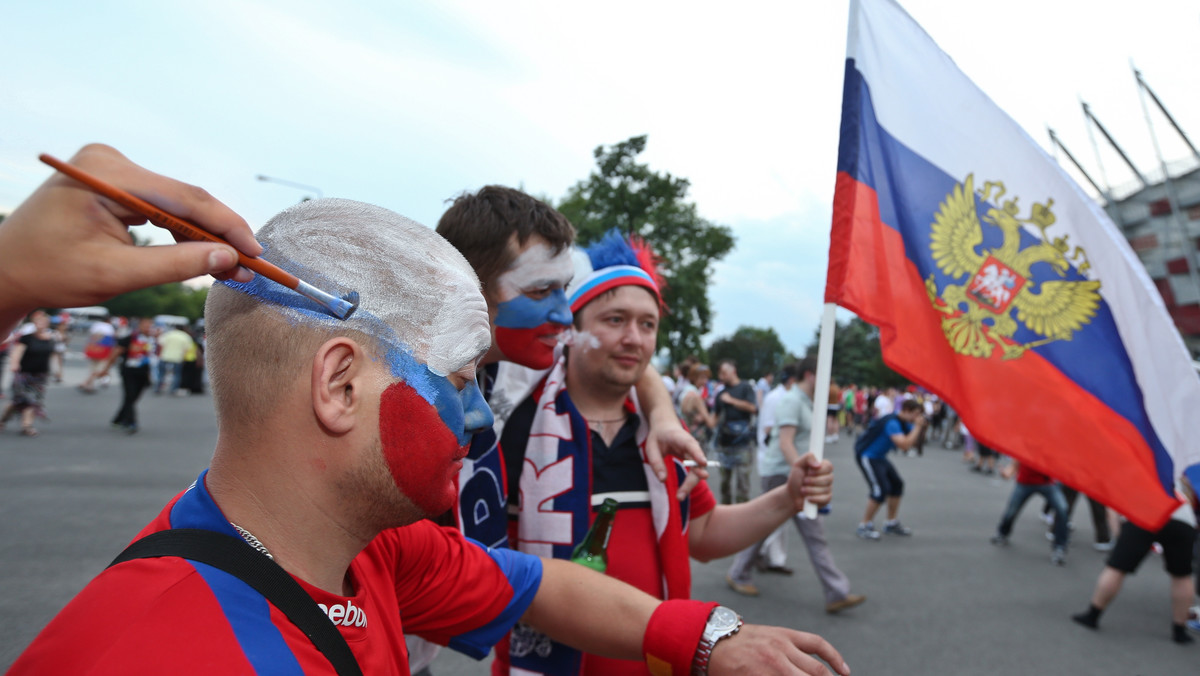 Pierwsi rosyjscy kibice po odpadnięciu Sbornej z piłkarskich mistrzostw Europy opuszczają Polskę. Wyjechało już ponad 3 tys. Rosjan, pustoszeją hotele i kwatery zajmowane przez kibiców z Rosji - wynika z informacji zebranych przez PAP.