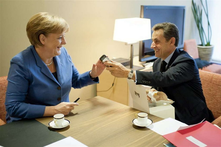 Sarkozy został obdarowany przez Merkel. Co dostał?