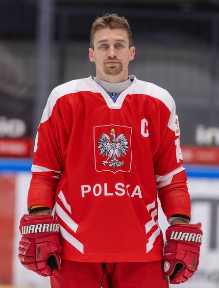 Krystian Dziubiński, 34 de ani, a marcat cinci goluri și a adăugat trei pase decisive în patru meciuri de la Cupa Mondială a Diviziei 1A și este liderul clasamentului turneului canadian.