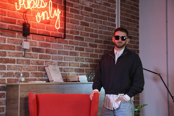 PRODAVAO SENDVIČE I PRAO AUTOMOBILE Poznati pevač se ovako mučio da zaradi, a danas daje i 30.000 evra za pesme