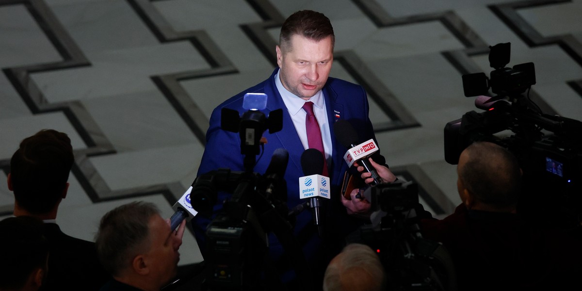 Minister Przemysław Czarnek zaproponował przywrócenie wcześniejszych emerytur dla nauczycieli. Ci mają dużo wątpliwości.