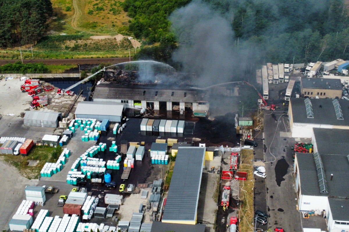 Akcja dogaszania pożaru hali w zielonogórskim Przylepie