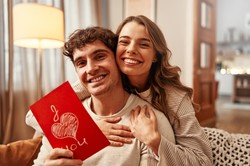 Krótkie i śmieszne życzenia na walentynki 2024 dla każdego. Najlepsze gotowe wierszyki [PRZYKŁADY]