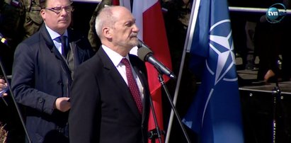 Antoni Macierewicz powitał żołnierzy NATO w nietypowy sposób