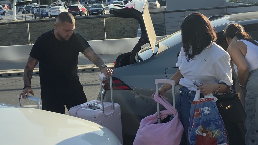 Đanijeva Slađa sa ćerkom na aerodromu