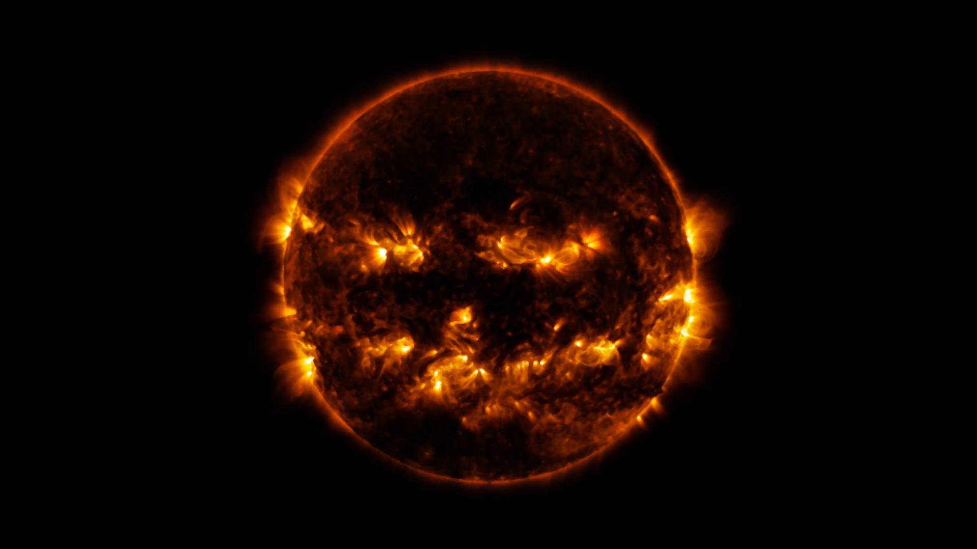 Vesmírny Halloween. NASA zverejnila fotografiu Slnka, ktoré vyzerá ako svetlonos