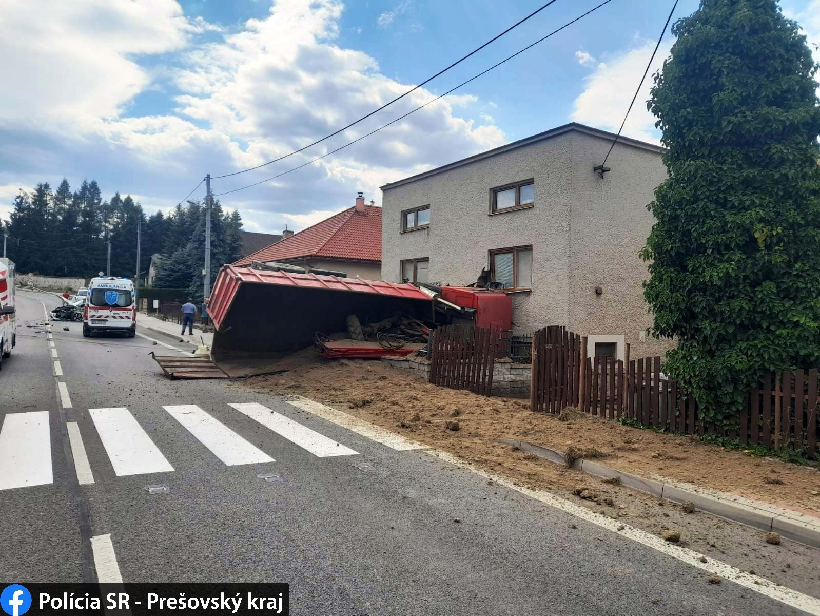 V Kapušanoch za kostolom v smere na Bardejov došlo k zrážke osobného a nákladného auta. 