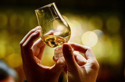 Dlaczego należy dolewać wody do whisky? Są dwie naukowe teorie