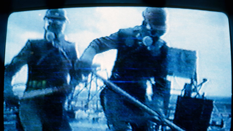 Obraz z filmu odtwarzanego w Muzeum Czarnobyla w Kijowie. Film pokazuje dwóch z 600 tys. "likwidatorów" wysłanych do Czarnobylskiej Elektrowni Jądrowej w celu usunięcia radioaktywnych szczątków na dachu reaktora numer 4, który eksplodował