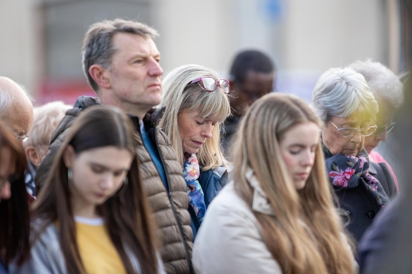 Geri, Kejt i Ameli Meken, otac, majka i sestra Medlin Meken na 16. godišnjici njenog nestanka