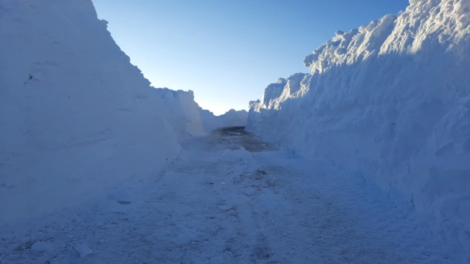 Smetovi koji opasuju put visoki su po dva - tri metra